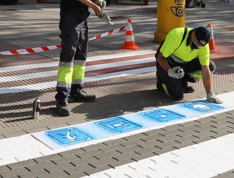 Pictogramas en los pasos de peatones de Coslada