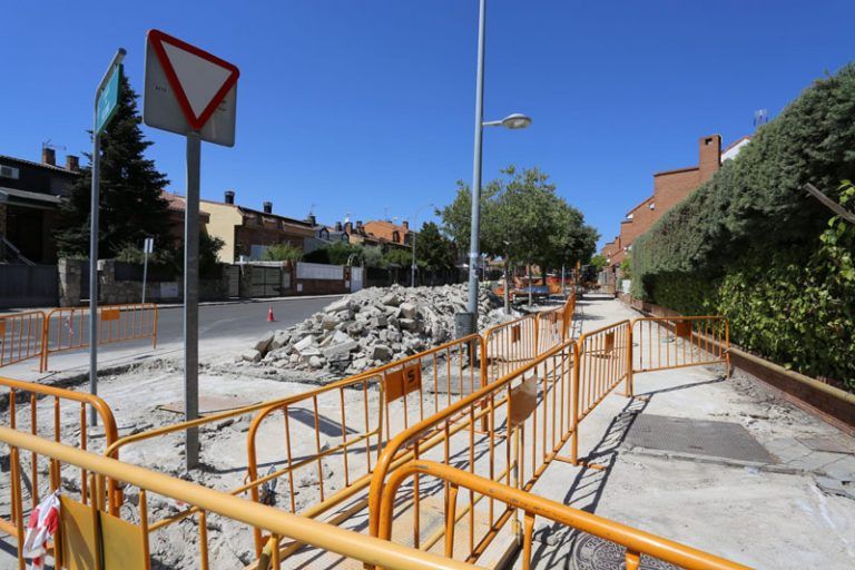 Obras de pavimentación en la calle Moscú de Coslada